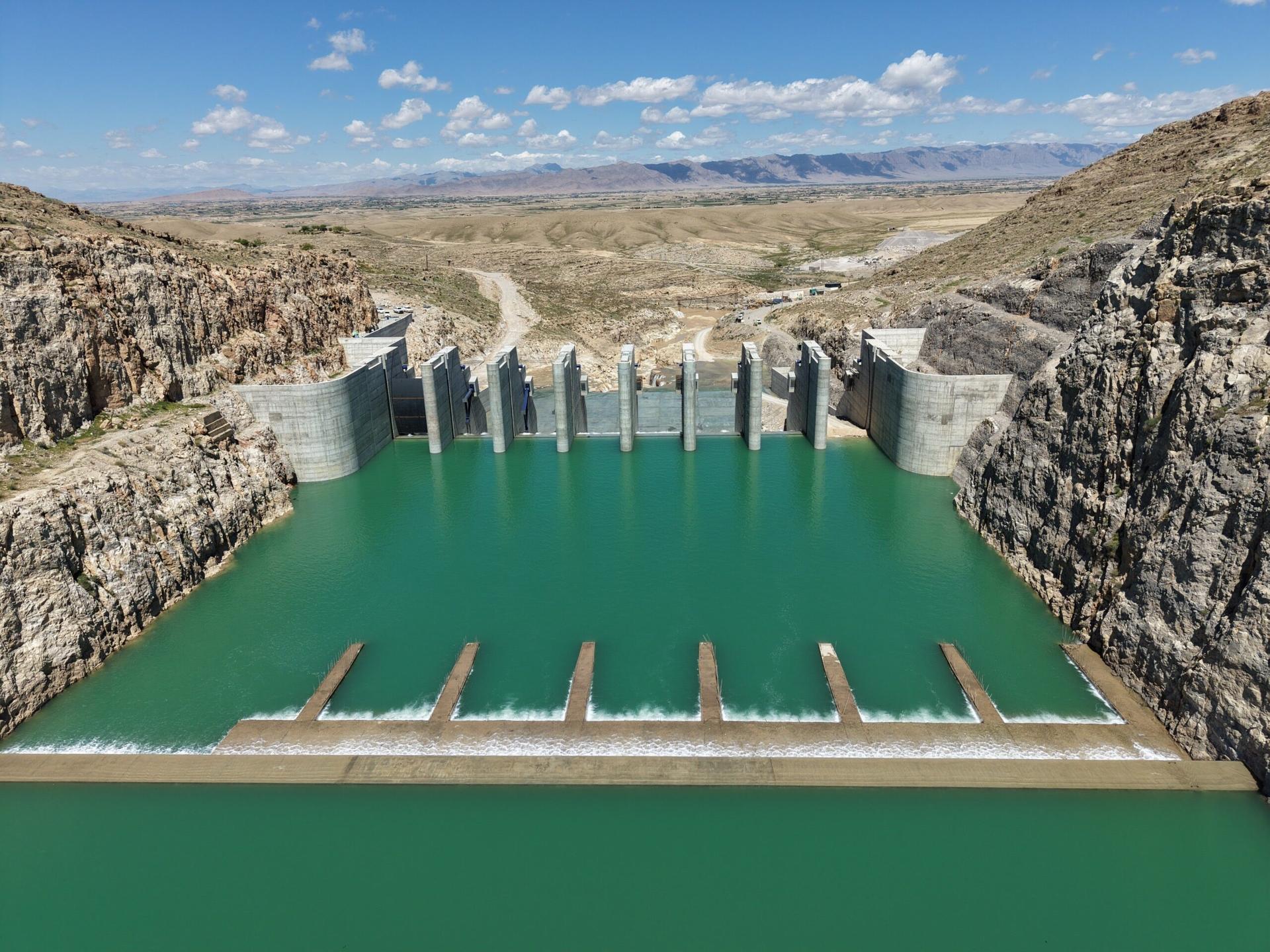 Hydroelectric dam and reservoir